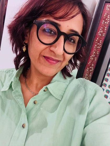 It's a linen shirt and dainty chain kind of day. A simple, classic look with blue jeans and brogues for the perfect start to the week.