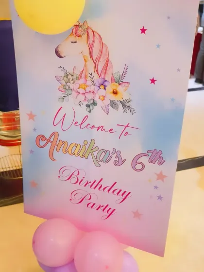 Every guest should feel welcome. We create custom welcome signs, like this one for Anaika's 6th birthday, to greet guests and introduce the party's unicorn theme from the very first moment.