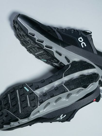 A top-down and bottom-up view of the On Running Cloudhorizon, showing the CloudTec Phase cushioning.