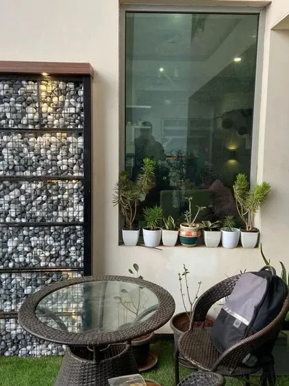 A complete balcony transformation designed to be a true outdoor living room. I combined comfortable wicker seating with soft artificial turf and a custom-designed pebble wall feature. The space is finished with a curated selection of aloe and other low-maintenance plants, creating a cozy, green escape right at home.