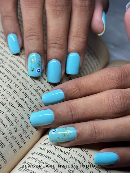 This client wanted good vibes, so I created this set of sky blue nails with golden foil and a hand-painted evil eye accent. It’s a beautiful example of how nail art can be both stylish and meaningful.