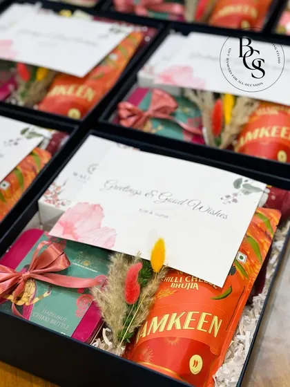 Another version of a thank you gift, this time with a focus on savoury snacks. The consistent branding and elegant presentation make it a perfect corporate gift.