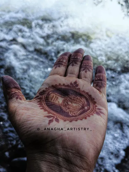 The final stain of the Mahadev mandala, photographed in nature. The deep color looks stunning against the moving water.