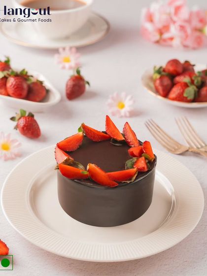 Our No-Added Sugar Strawberry and Chocolate Bento Cake is a testament to guilt-free indulgence. We balance the richness of chocolate with the natural sweetness of fresh strawberries, creating a delicious and healthy treat.