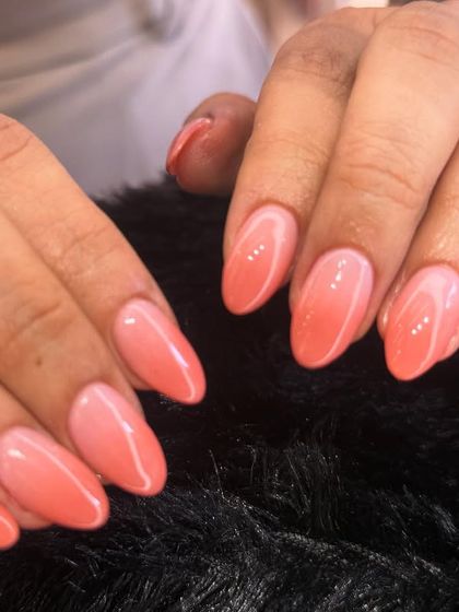 A beautiful and warm ombre design. This set features a smooth blend of peachy-orange tones, perfect for a summery and bright manicure.