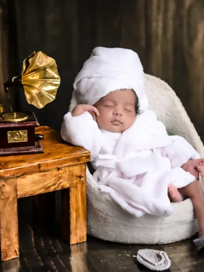 Even the tiniest clients have an old soul. For this newborn session, I used a vintage gramophone prop to create a timeless, peaceful portrait. My newborn shoots are always calm and comfortable, ensuring your baby is safe and relaxed while I capture these fleeting moments.