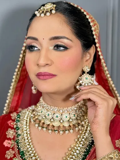 A closer look at a classic bridal makeup style. Notice the perfectly blended eyeshadow and the sharp, clean winged liner, techniques that are essential for any professional makeup artist.
