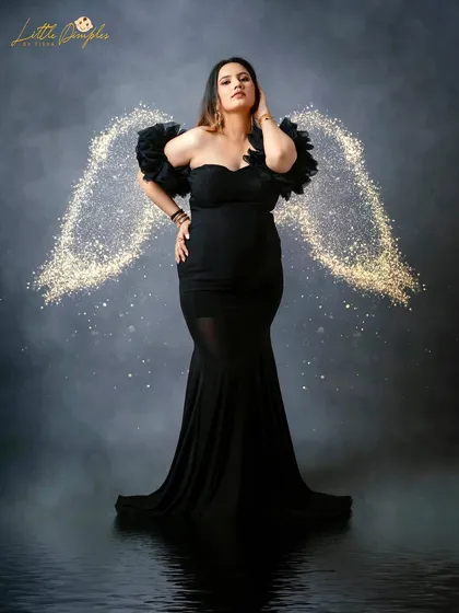 For a touch of magic, I can add creative edits like these sparkling angel wings. It’s a wonderful way to create a truly unique and artistic pregnancy portrait that feels like a fantasy.
