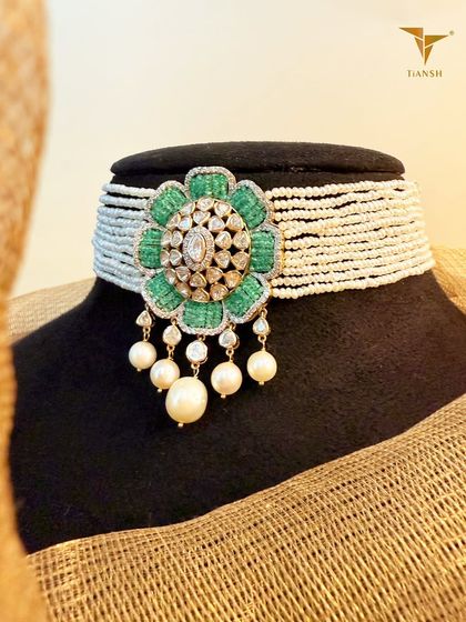 For all my cute brides who love something flowery, this Polki set is for you. The floral emerald centerpiece on a bed of pearls is both fresh and timeless.