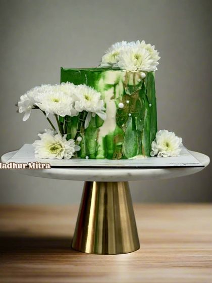 Sometimes, simple is the most beautiful. This demure cake features a striking green and white textured buttercream, adorned with fresh white chrysanthemums for an elegant, natural look.
