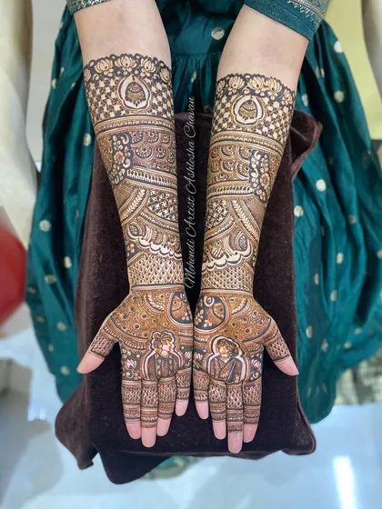 A bridal mehendi featuring portraits of the bride and groom. This personalized design tells a story and becomes a cherished part of the wedding memories.
