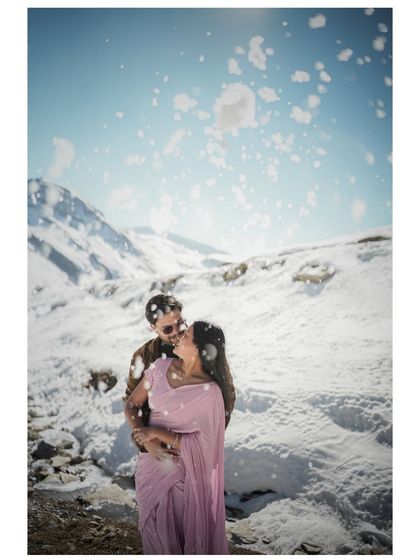 A perfect moment of love as snowflakes fall around this couple in Manali. I love creating these magical, candid shots that feel both intimate and grand.