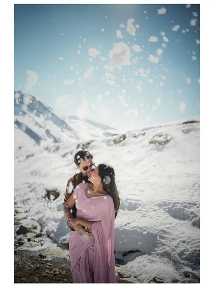 A perfect moment of love as snowflakes fall around this couple in Manali. I love creating these magical, candid shots that feel both intimate and grand.