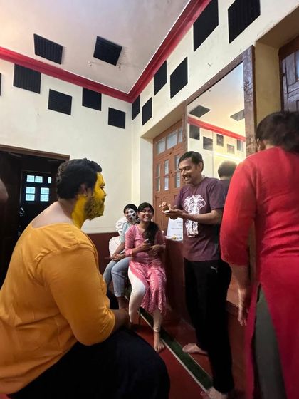 A fun and practical session on stage makeup at the WeMove Studio. Understanding the technical aspects of theatre is part of our holistic training approach.