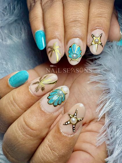 The gold details and pearl accents elevate this beachy theme to a whole new level of glam.