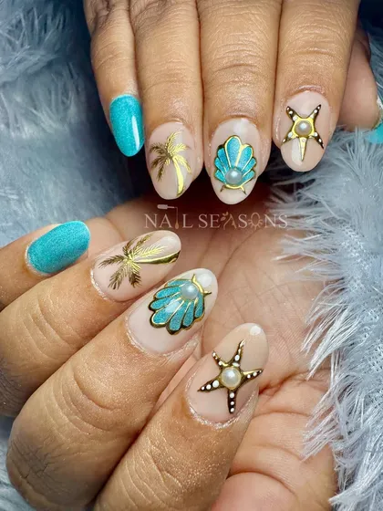 The gold details and pearl accents elevate this beachy theme to a whole new level of glam.