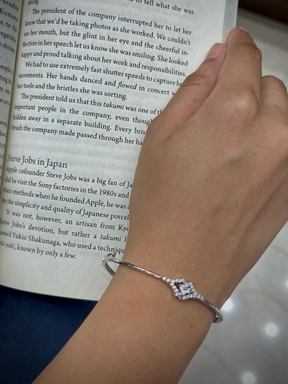 An elegant and simple ladies' bracelet in a silver finish with a small AD stone motif. This is a perfect accessory for daily wear or for the office.
