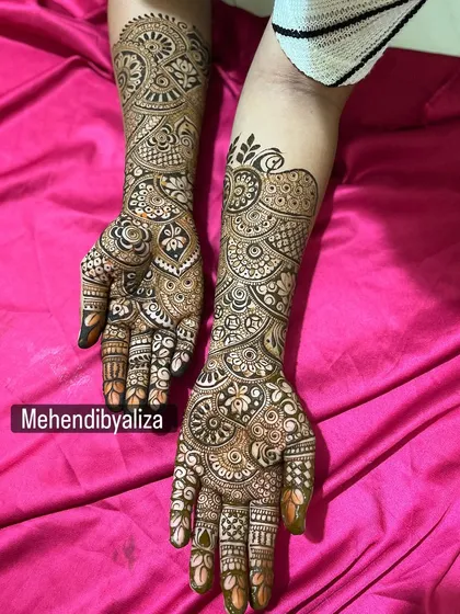 For the love of full, *bhara hua* hands! This design is packed with detail, using bold lines and delicate shading to create a stunning 3D effect that makes the pattern pop. Perfect for when you want your mehendi to make a statement.