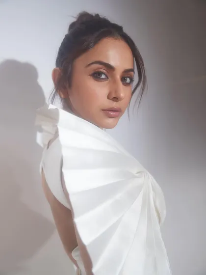 A full look at the Tanieya Khanuja gown for Rakul Preet Singh. The combination of the pleated, sculptural top and a sequined pencil skirt made for a standout ensemble at the Pinkvilla Style Awards.