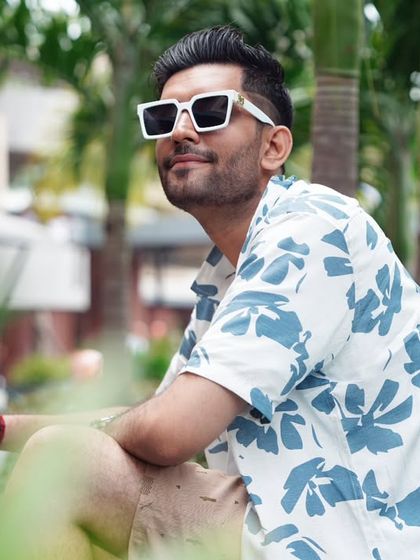 From wedding glam to cool casuals for poolside events, versatility is key. This look was for a fun, relaxed Haldi party.