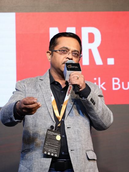 Mr. Nilesh Puranik of Puranik Builders, a jury member, addresses the audience during the Smart Space Awards ceremony.