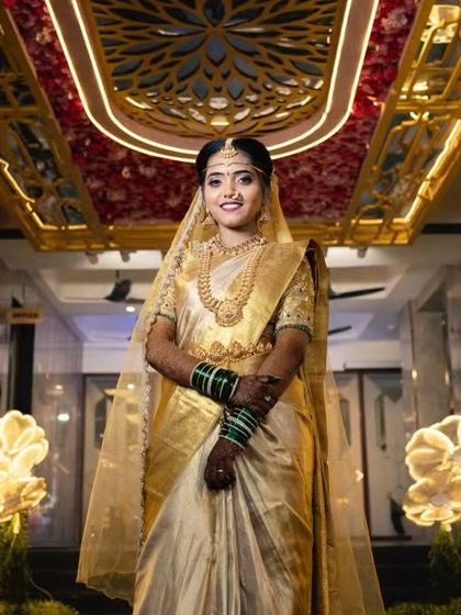 A full length view shows how the complete nakshi jewellery set elevates the entire bridal outfit. From the maangtika to the long haaram, every piece contributes to a grand and elegant silhouette.