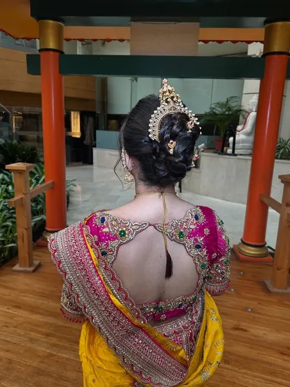 I specialize in creating authentic regional hairstyles, like this traditional Maharashtrian 'khopa' bun. Adorned with classic hair jewelry, this side bun is a beautiful way to honor cultural heritage on your wedding day.