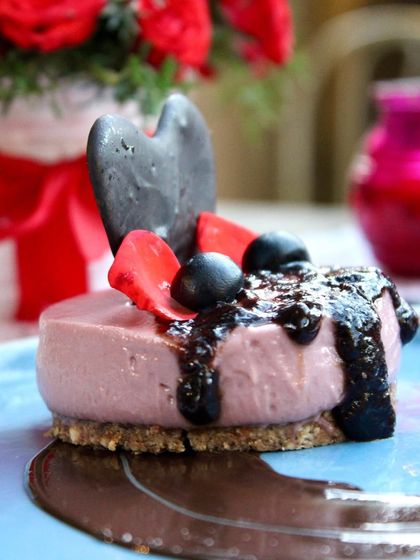Here you can see the creamy texture of my vegan Blueberry Cheesecake. Topped with fresh berries, a chocolate heart, and a rich dark chocolate sauce, it’s a dessert that’s both beautiful and bursting with flavor.