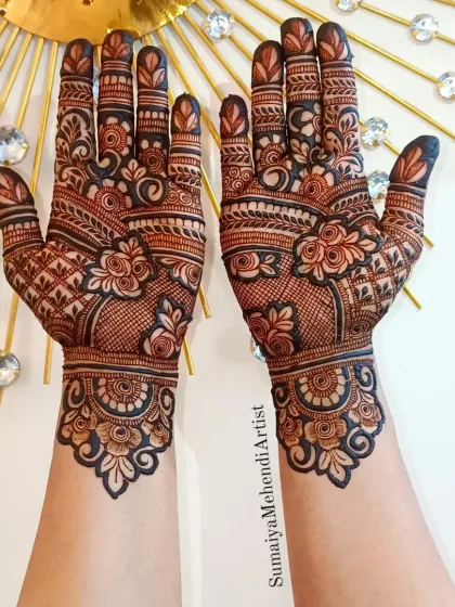 A mesmerizing design for the back of the hands. The combination of floral elements and net patterns creates a really eye catching look.