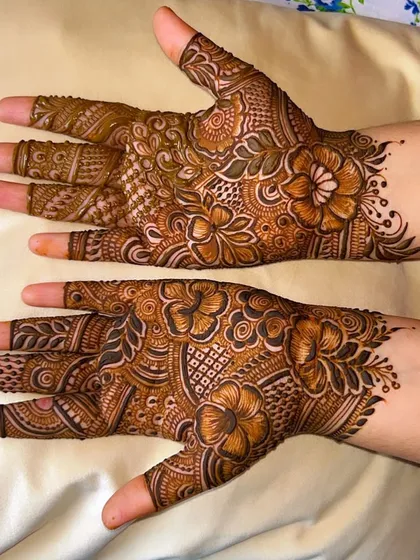 A lovely floral design covering the back of the hands, perfect for a party or any festive occasion.