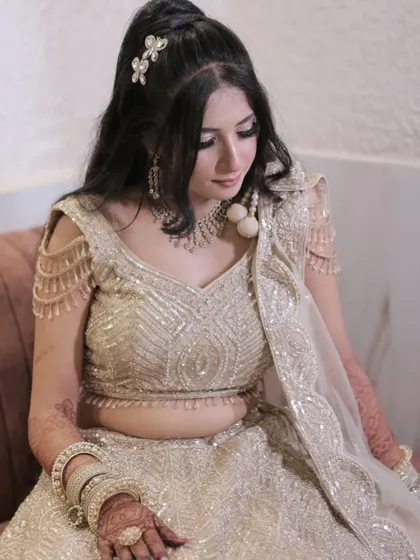 A closer look at the golden engagement style. The makeup is kept warm and radiant to complement the tones of her outfit.