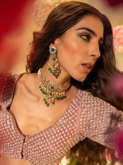 Another angle of this stunning jewellery set, showing the intricate details and the beautiful color combination.