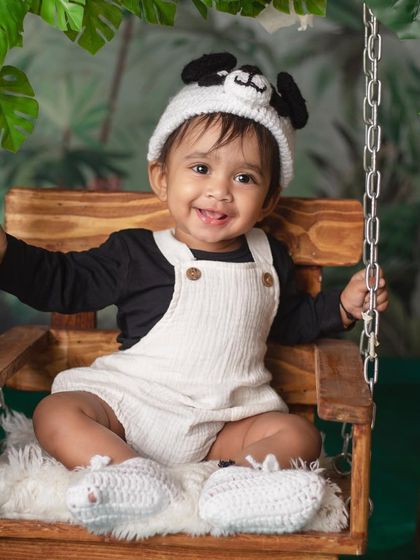 It's not just Sunday, it's Panda Day! This adorable little one is having a blast in our jungle-themed panda setup, surrounded by his fluffy friends.
