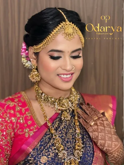 A closer look at the soft glam makeup for this South Indian bride. The subtle contour, blended eyeshadow, and perfect pink lip let her natural beauty and happiness shine through.