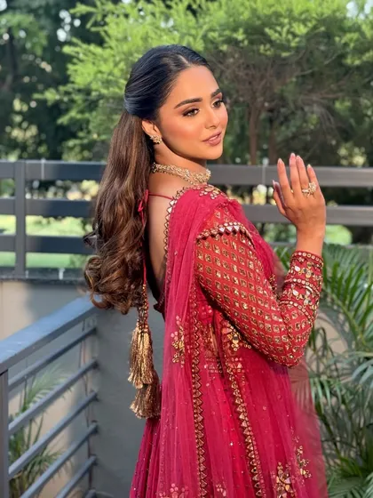 A side profile showing off the bouncy ponytail and the beautiful glow of this sun-kissed makeup look. Effortless elegance.