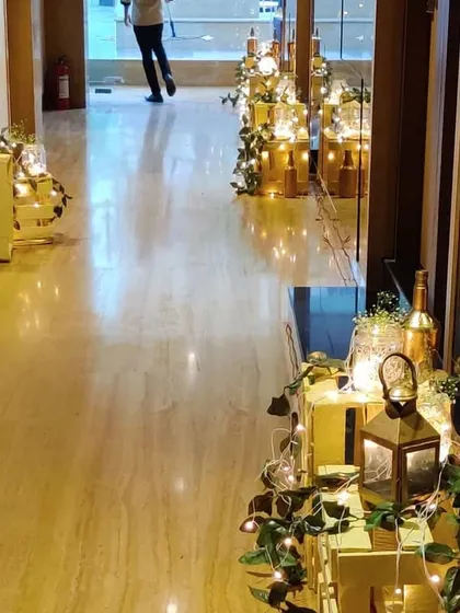 Attention to detail extends to every corner of the venue. This hallway was decorated with mirrored pedestals, lanterns, and fairy lights to create a warm and luxurious path for guests moving between spaces.