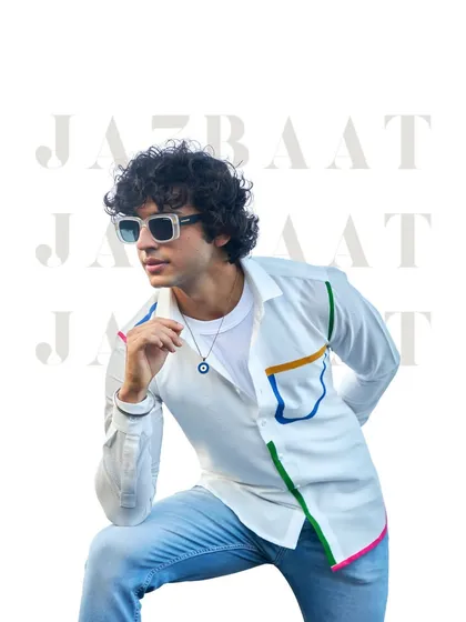 This white shirt with colorful piping detail from the Jazbaat collection evokes a sense of effortless summer charm when paired with simple denim.