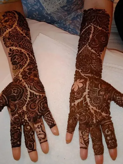 A full bridal design with a beautiful 'bel' or vine pattern running through the center. This is a classic and elegant choice.