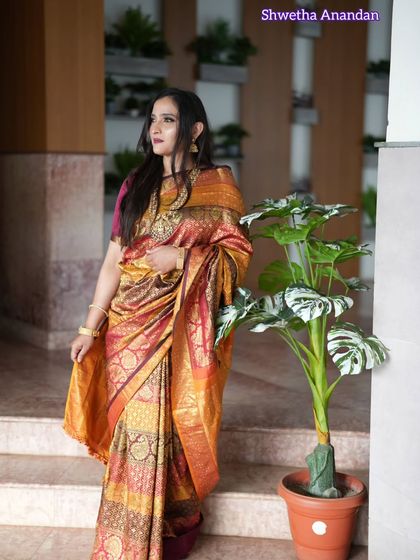 An elegant open pallu drape that lets the beauty of the brocade saree shine. This style is timeless and works beautifully for formal occasions and photoshoots.