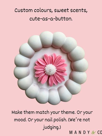 My daisy candles are fully customizable. You can choose custom colors to match your theme, your mood, or even your nail polish. Pictured here is a beautiful pink and white version.