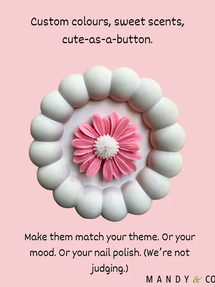 A customizable daisy candle, perfect as a return gift for bridal showers, birthdays, or any special occasion.