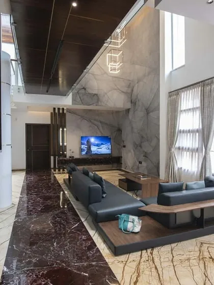 In this luxury residence, we used dramatic, book-matched marble to create a feature wall that serves as a monumental piece of art. The double-height space and carefully selected materials combine to create an atmosphere of sophisticated and modern opulence.