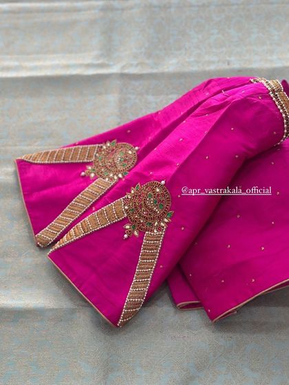 A closer look at the flared sleeves with intricate kemp stone work.