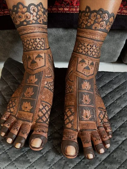 A lovely feet design featuring blocks of lotus motifs. The pattern is geometric and modern, yet still feels traditional and bridal.