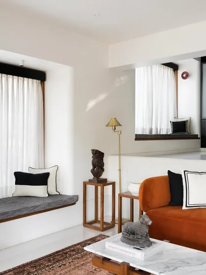Our design for this multilevel home connects the living and dining areas while giving each its own identity. The split-level layout and cozy bay window seating create interesting visual layers and dedicated zones for relaxation.
