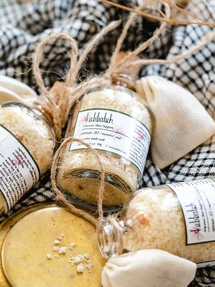 My detoxifying bath salts, beautifully packaged in reusable glass bottles. This blend of Epsom, Dead Sea, and Pink Himalayan salts is perfect for a soothing ritual to relax your muscles and calm your mind.