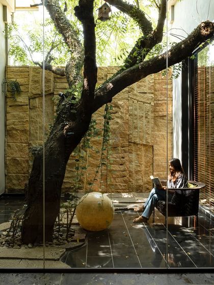 A quiet reading nook in the KEUS courtyard, demonstrating how commercial landscapes can provide spaces for relaxation and focus. The design works around the existing tree, making it the hero of the space.