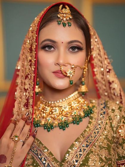 A close-up of this bride's stunning makeup. The winged eyeliner and defined brows frame her face beautifully.