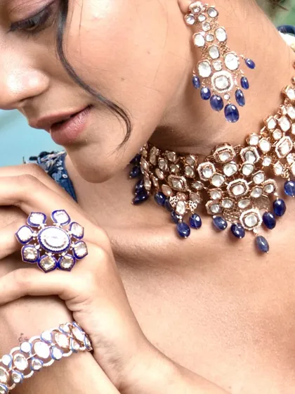 Another angle of this beautiful uncut diamond and sapphire bridal set. This shot highlights the detailed craftsmanship of the choker, earrings, ring, and bracelet, showing how a complete set creates a cohesive and regal look.