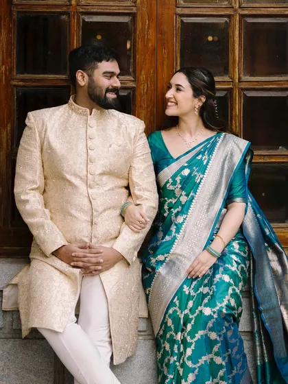 A portrait of the couple. The bride's elegant makeup and hairstyle perfectly complement her traditional saree for the Sakharpuda.
